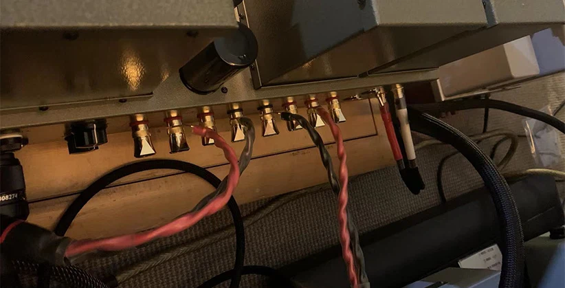 Lautsprecherkabel an die Klemmenleiste anschließen