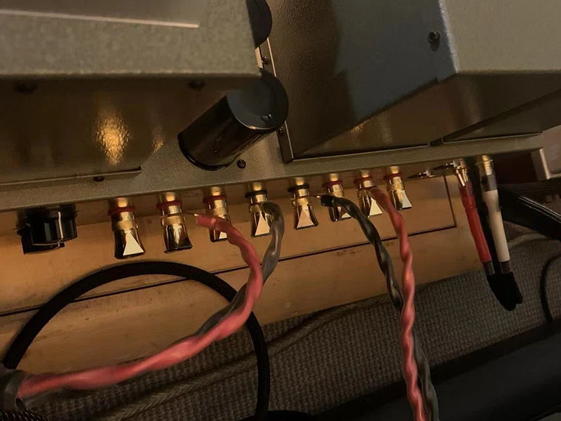 スピーカー・ワイヤーをスピーカー端子のバインディング・ポストに接続する