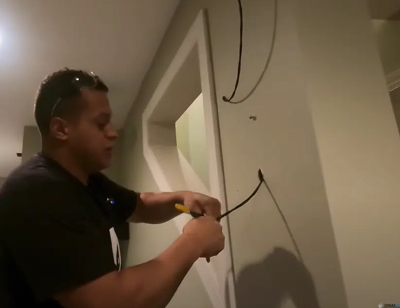 Tirer le câble du haut-parleur à travers le mur
