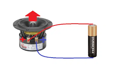 utiliza una pila AA de 1,5 V para probar el altavoz y el cable del altavoz
