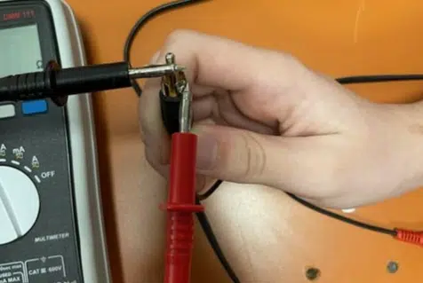 Vérifier l'absence de court-circuit dans le câble RCA